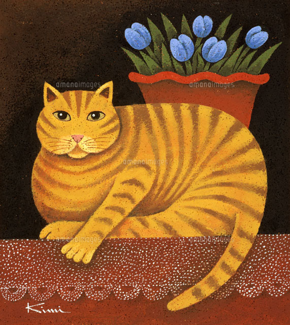 家具の上に花 前で寝そべる茶とら猫 の写真素材 イラスト素材 アマナイメージズ