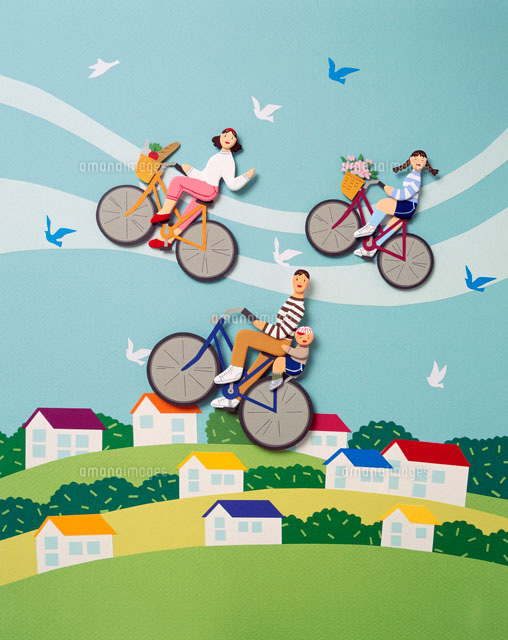 住宅街の青空を自転車に乗って飛ぶ4人家族 の写真素材 イラスト素材 アマナイメージズ