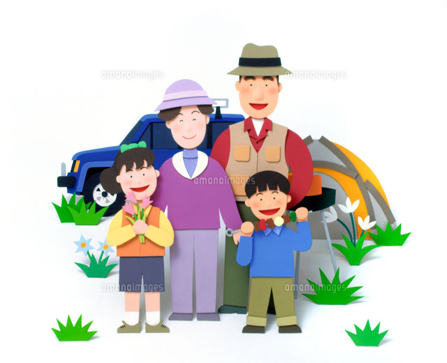 アウトドアキャンプをする4人家族と車 の写真素材 イラスト素材 アマナイメージズ