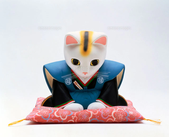 袴を着た福助招き猫 昭和レトロ 希少 青色の裃で正座する招き猫の福助[02237004329]の写真・イラスト素材