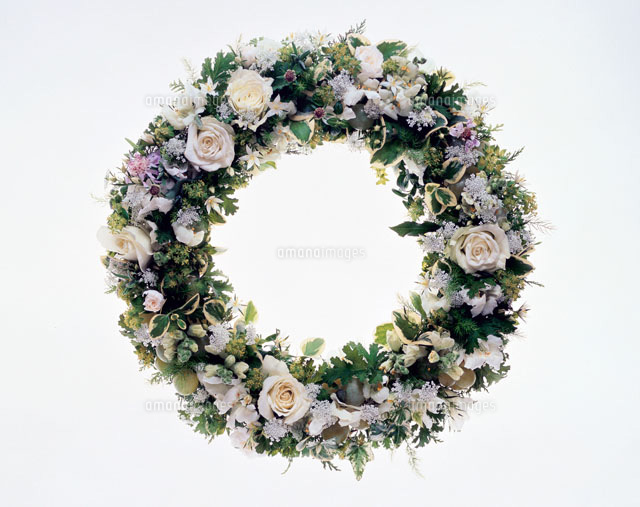 白い花の丸いリース の写真素材 イラスト素材 アマナイメージズ