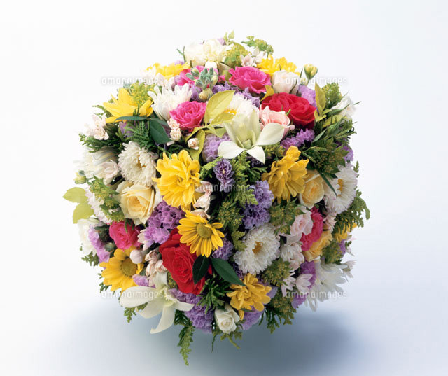 黄色や紫や白や桃色の花の四角い花束 の写真素材 イラスト素材 アマナイメージズ