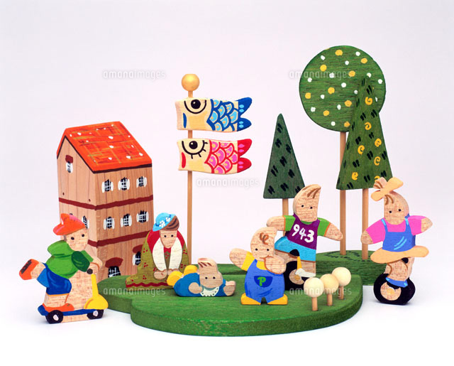 鯉のぼりのある家と公園で遊ぶ子供たち の写真素材 イラスト素材 アマナイメージズ