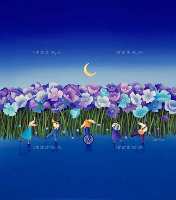 花咲く月影の道を行進する大道芸人 の写真素材 イラスト素材 アマナイメージズ