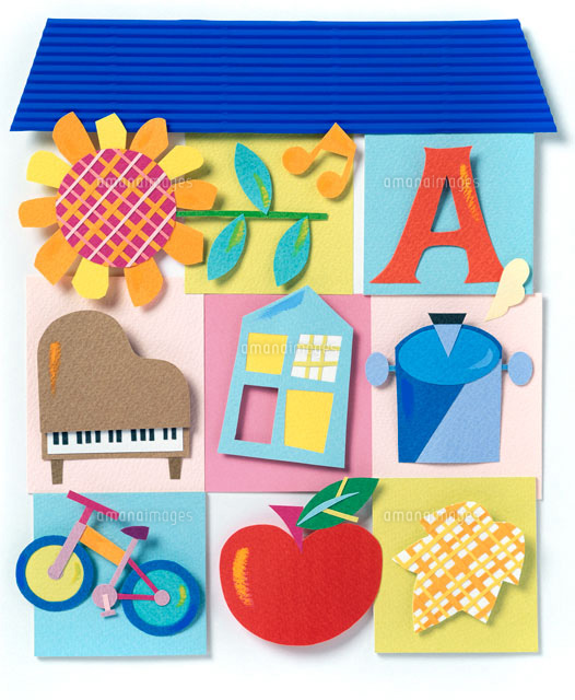 ピアノと花と自転車のある青い屋根の家 の写真素材 イラスト素材 アマナイメージズ