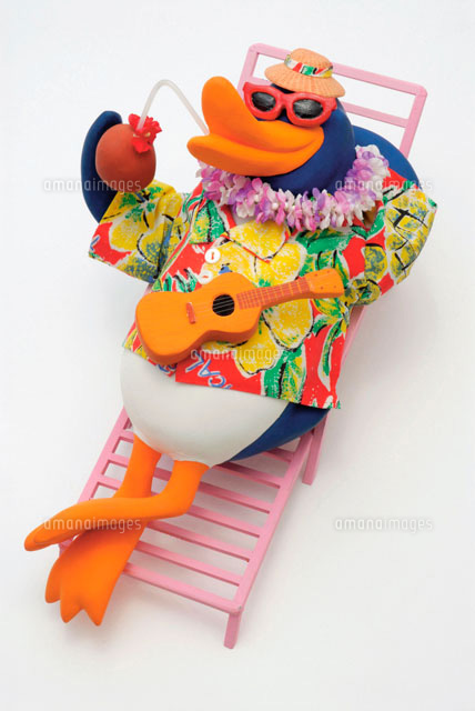 チェアでくつろぐアロハのペンギン俯瞰 の写真素材 イラスト素材 アマナイメージズ