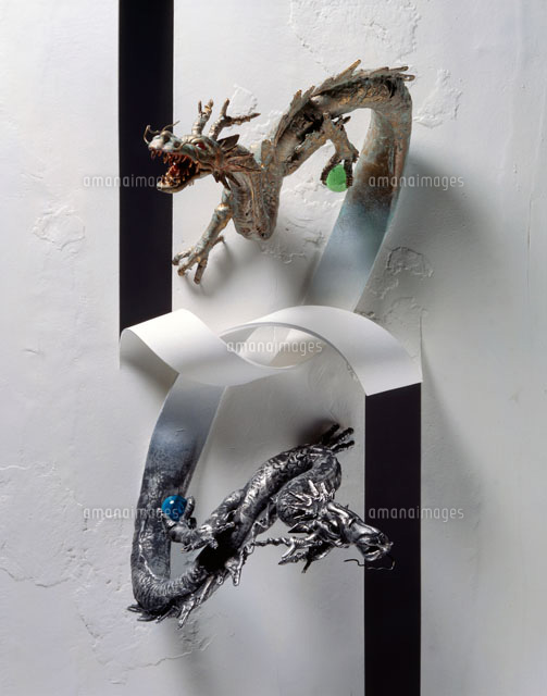 立体 結ばれる金龍・銀龍[02237008239]の写真・イラスト素材｜アマナ