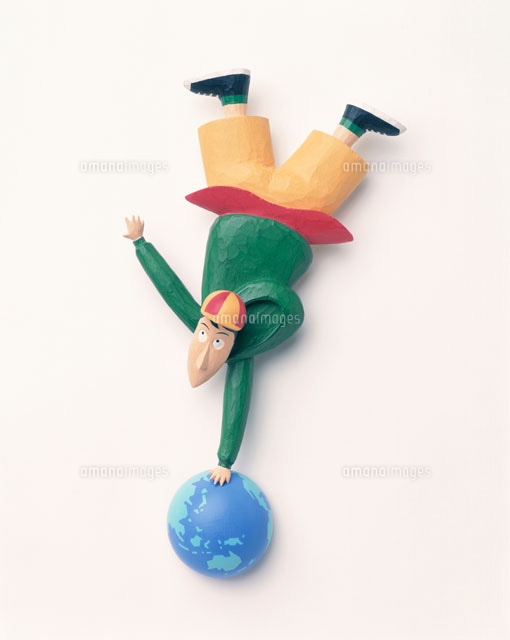 地球の上で片手で逆立ちする少年 の写真素材 イラスト素材 アマナイメージズ