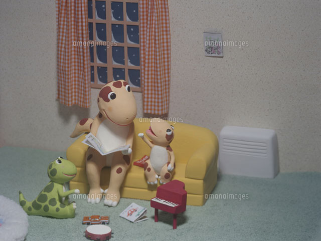 リビングでくつろぐ恐竜の親子 の写真素材 イラスト素材 アマナイメージズ