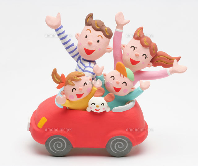 赤い車でドライブする四人家族 の写真素材 イラスト素材 アマナイメージズ