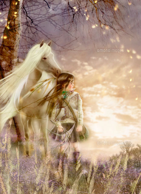 秋の夕日をみている女の子と白馬 の写真素材 イラスト素材 アマナイメージズ
