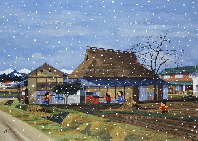 雪が降る農村の民家前で遊ぶ子供たち の写真素材 イラスト素材 アマナイメージズ