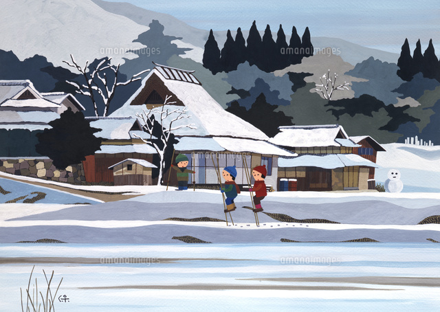 冬の雪の積もった農村で竹馬で遊ぶ子どもたち[02237013478]の写真