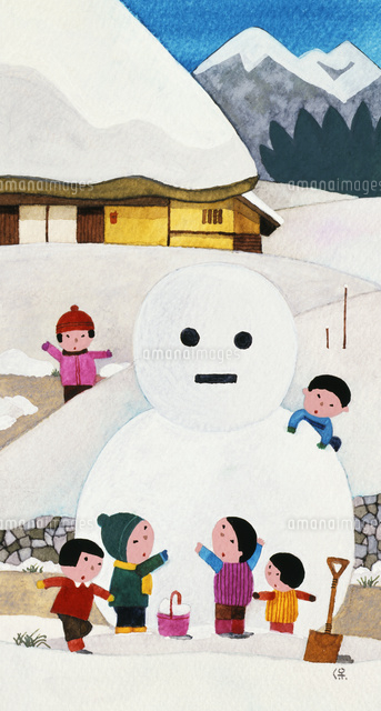 冬の村で大きな雪だるまを作って遊ぶ子どもたち[02237013499]の写真