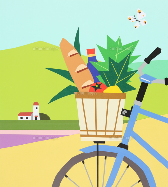 食材をカゴに入れた買い物帰りの自転車が山道を走る風景[02237013901 