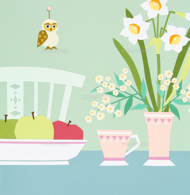 りんごと花瓶の空かれたダイニングテーブル の写真素材 イラスト素材 アマナイメージズ