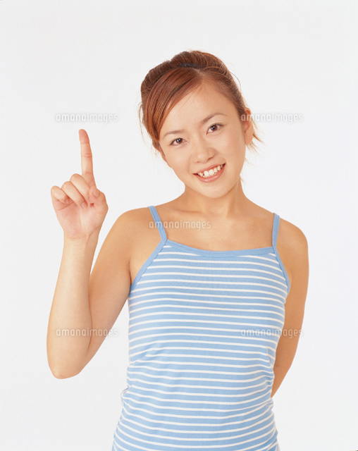 人差し指を立てる日本人女性 の写真素材 イラスト素材 アマナイメージズ