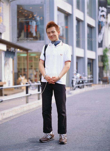 道に立つ日本人男性 の写真素材 イラスト素材 アマナイメージズ