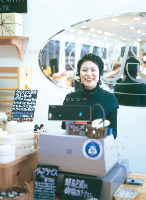 ショップスタッフ の写真素材 イラスト素材 アマナイメージズ