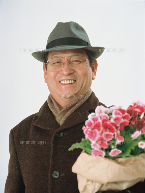 花の鉢を持つ日本人中高年男性 の写真素材 イラスト素材 アマナイメージズ