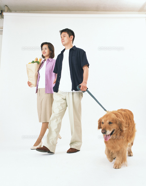 犬と夫婦 の写真素材 イラスト素材 アマナイメージズ