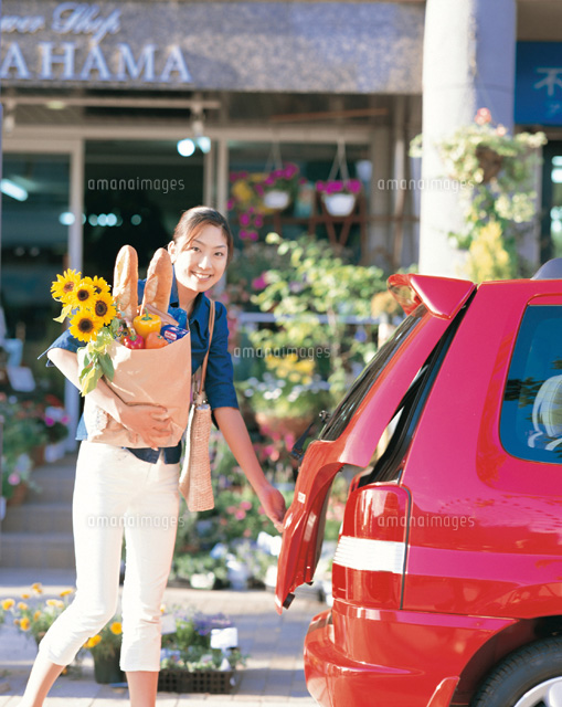 車のトランクを開ける日本人女性 の写真素材 イラスト素材 アマナイメージズ