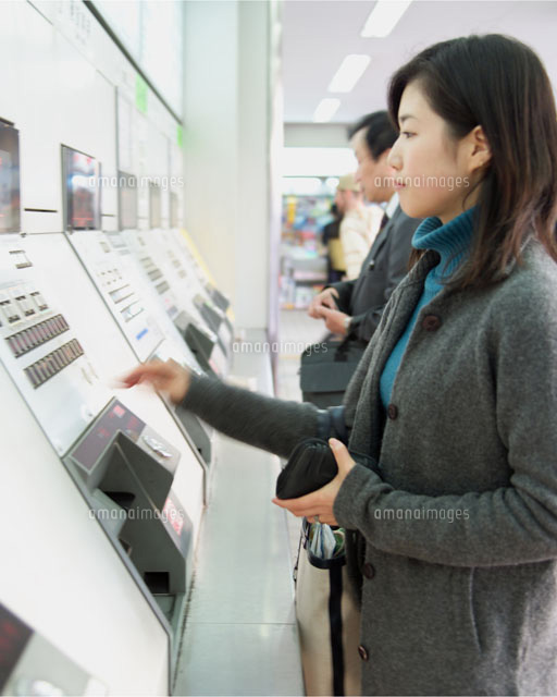 駅で切符を買う若者女性 の写真素材 イラスト素材 アマナイメージズ