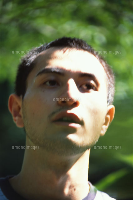 公園で若者男性の顔アップ の写真素材 イラスト素材 アマナイメージズ