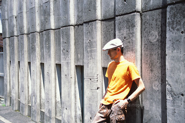 壁に寄りかかる若者男性 の写真素材 イラスト素材 アマナイメージズ 壁に寄りかかる若者男性 の写真素材 イラスト素材 アマナイメージズ