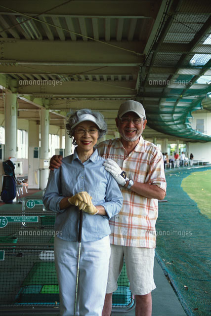 シニア女性にゴルフを教えるシニア男性 の写真素材 イラスト素材 アマナイメージズ