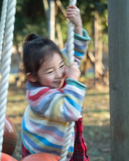 公園のアスレチックで遊ぶ女の子 の写真素材 イラスト素材 アマナイメージズ
