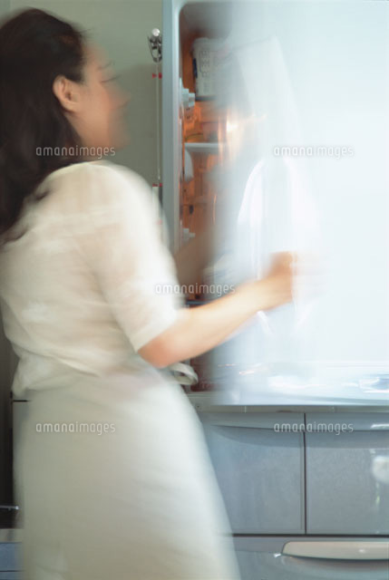 キッチンの冷蔵庫を開ける女性 の写真素材 イラスト素材 アマナイメージズ