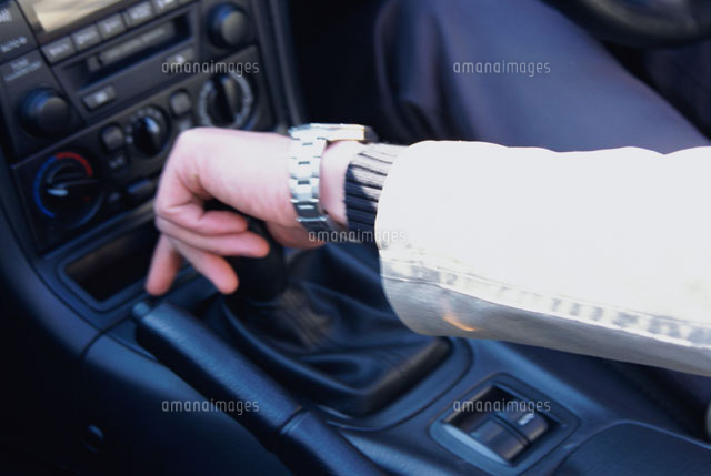 車のシフトを操作する手のアップ の写真素材 イラスト素材 アマナイメージズ