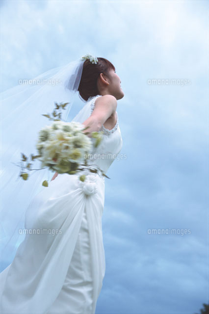 新婦のブーケトス の写真素材 イラスト素材 アマナイメージズ