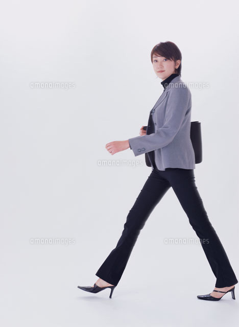 鞄を持って歩く女性 の写真素材 イラスト素材 アマナイメージズ