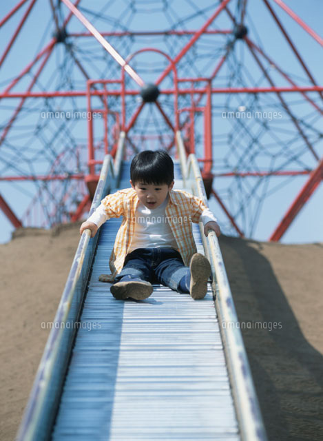 滑り台を滑る日本人の男の子 の写真素材 イラスト素材 アマナイメージズ
