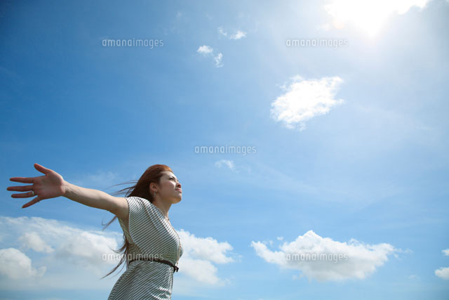 両手を広げる女性 の写真素材 イラスト素材 アマナイメージズ