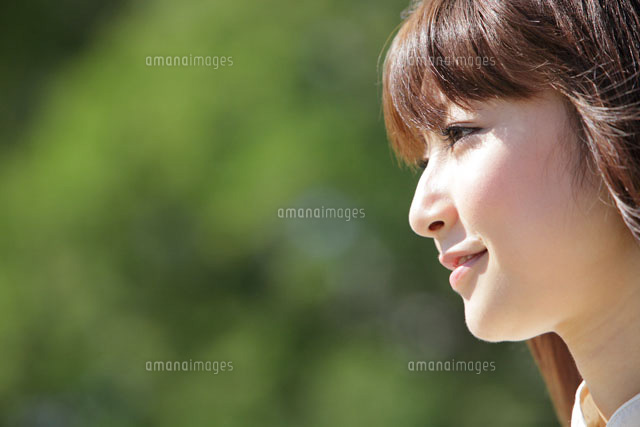 新緑と微笑む女性の横顔[02284000950]の写真・イラスト素材｜アマナ