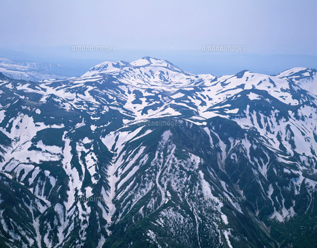残雪の大雪山黒岳と旭岳の山並み 空撮 北海道[02289000062]の写真