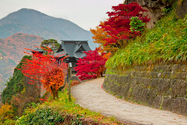 秋の山寺 立石寺開山堂 の写真素材 イラスト素材 アマナイメージズ
