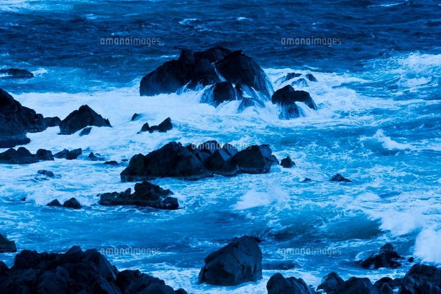 波打ち寄せる男鹿の海 の写真素材 イラスト素材 アマナイメージズ