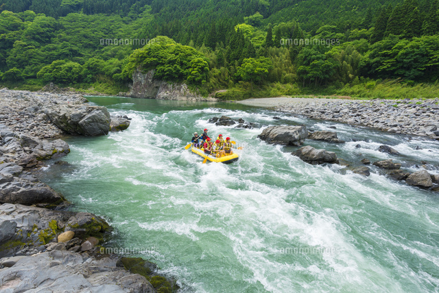 球磨川急流下りを楽しむ人々 の写真素材 イラスト素材 アマナイメージズ