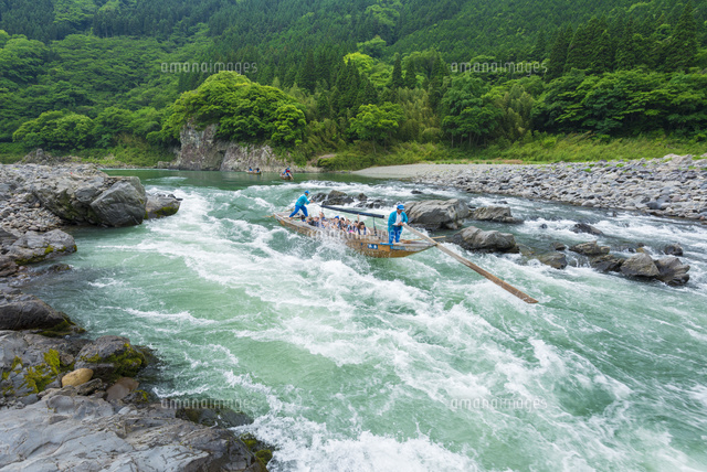 球磨川急流下りを楽しむ人々 の写真素材 イラスト素材 アマナイメージズ