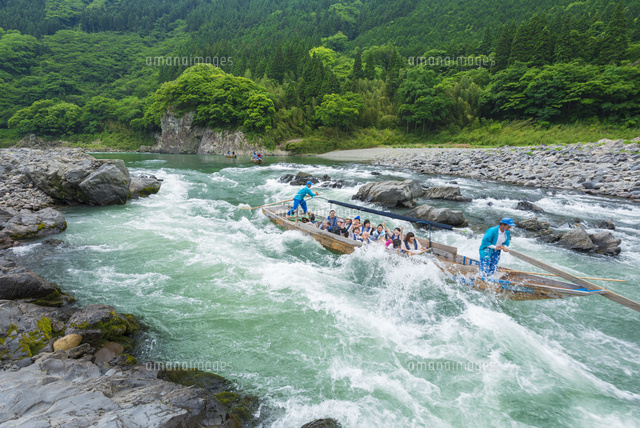 球磨川急流下りを楽しむ人々 の写真素材 イラスト素材 アマナイメージズ