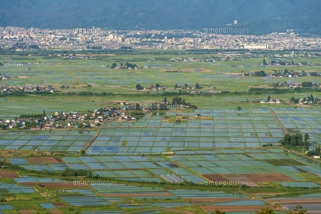 水田広がる会津盆地と只見線[02335009218]の写真・イラスト素材