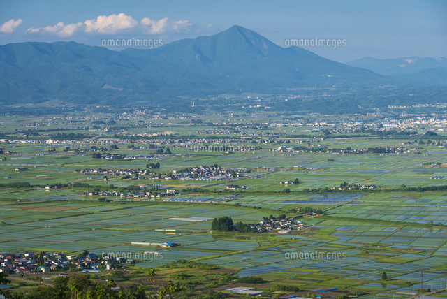 水田広がる会津盆地と只見線[02335009227]の写真・イラスト素材