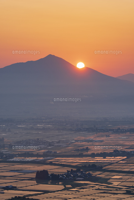 磐梯山と会津盆地の日の出[02335009244]の写真・イラスト素材｜アマナ