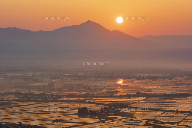 磐梯山と会津盆地の日の出[02335009244]の写真・イラスト素材｜アマナ