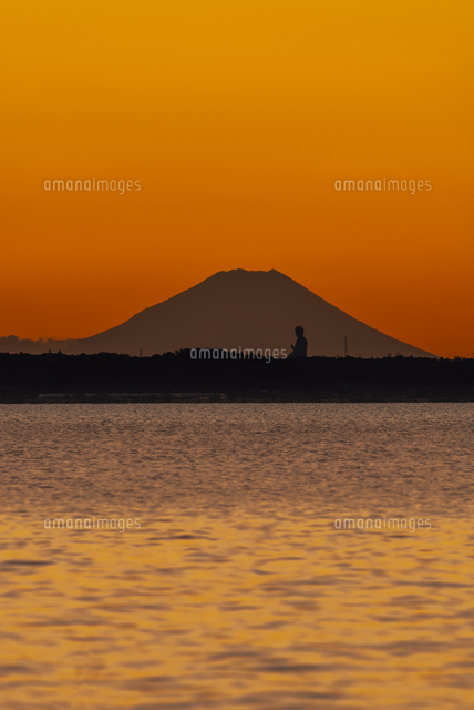 霞ヶ浦から望む牛久大仏と富士山の夕陽[02335011615]の写真・イラスト
