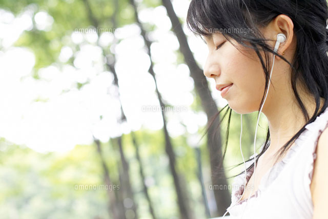 音楽を聴く日本人２０代女性 の写真素材 イラスト素材 アマナイメージズ